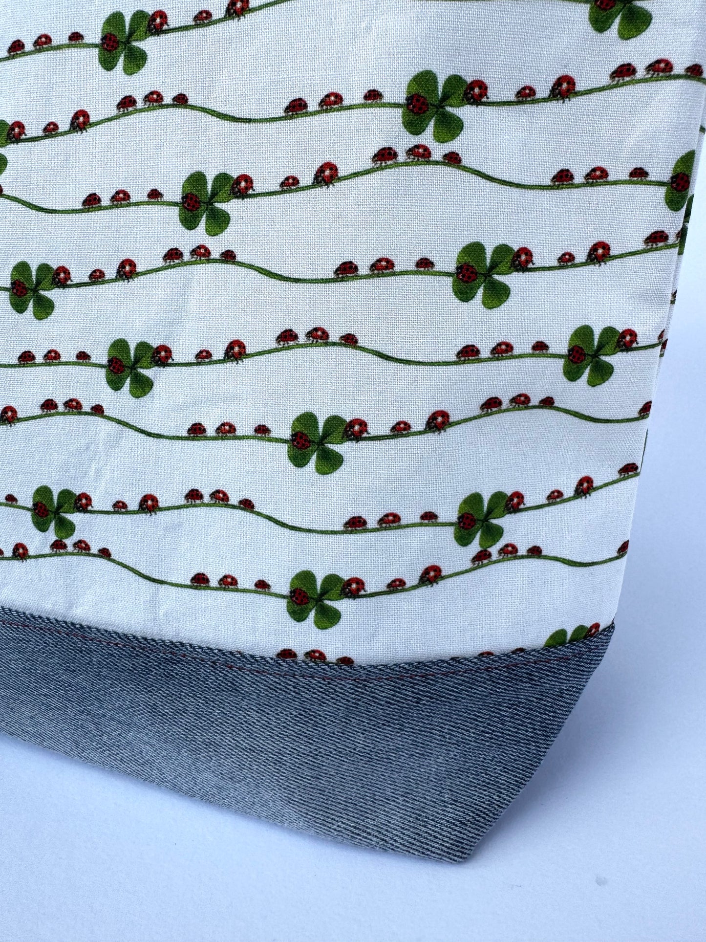 Tasche im Glückskäferdesign